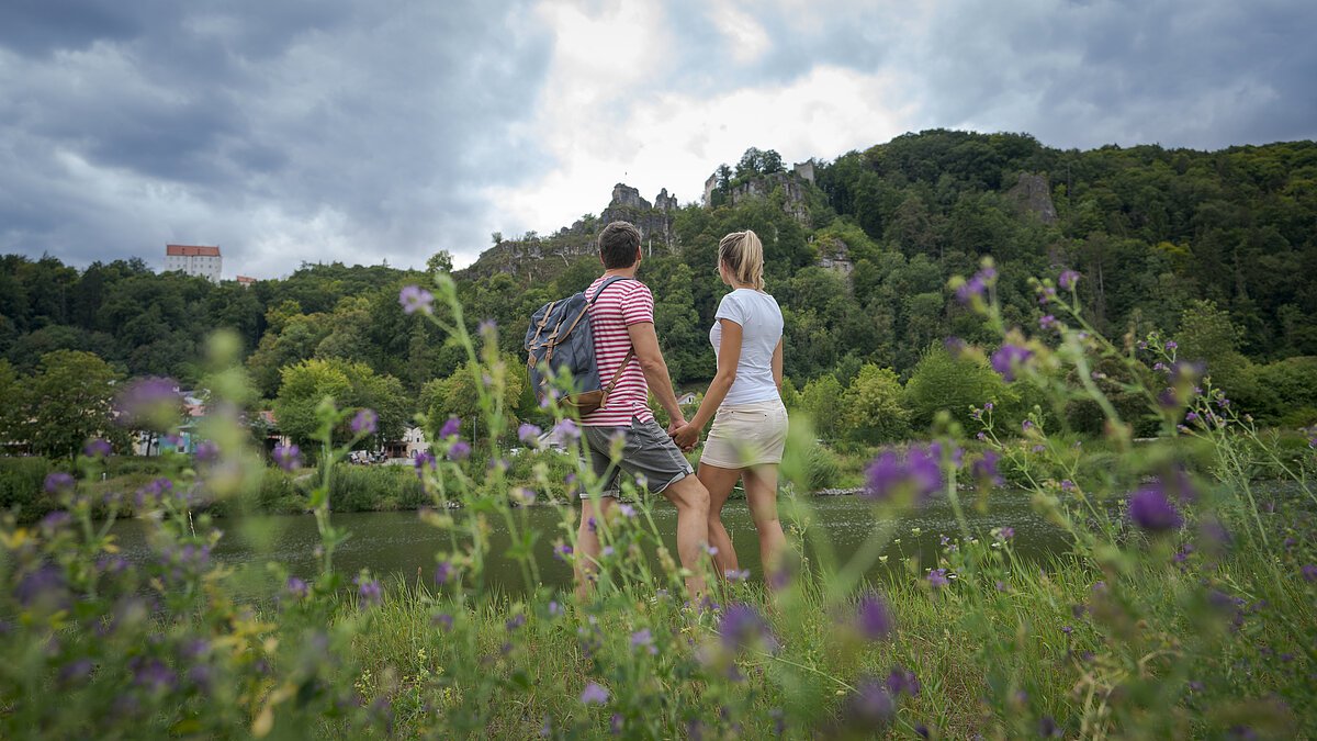 Main-Donau-Kanal bei Riedenburg Am Main-Donau-Kanal steht ein Pärchen händchenhaltend und lässt ihren Blick aufs Wasser und auf den grünen Hängen dahinter schweifen.
